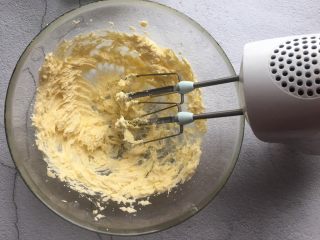 7、玛格丽特饼干,继续用电动打蛋器打发至均匀；