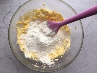 8、玛格丽特饼干,加入过筛的粉类搅拌均匀；