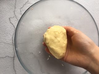 9、玛格丽特饼干,用手揉成面团；