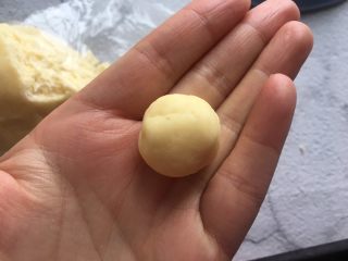 11、玛格丽特饼干,取出冷藏好的面团，取8克左右一个，揉成小圆球；