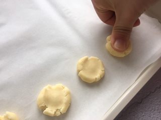 12、玛格丽特饼干,将小圆球放在烤盘里，用大拇指按扁，会出现自然的裂纹；