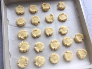 13、玛格丽特饼干,烤箱预热180度，170度20分钟左右，饼干变黄即可；