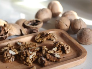 1、中式点心:传统桃酥,剥一些核桃仁。