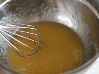 7、中式点心:传统桃酥,用蛋抽搅拌均匀。