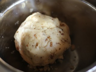 12、中式点心:传统桃酥,用手混合均匀。团成团儿。