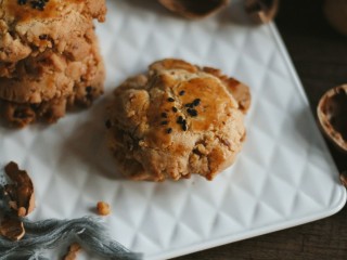 16、中式点心:传统桃酥,放入烤箱中层，上下火180度。烤20分钟，取出晾凉即可。