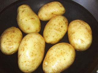 1、西兰花奶酪土豆,预热烤箱。烧开一壶盐水。用叉子刺每一个土豆，把土豆放在装有盐水的盘子，放入烤箱10至20分钟，直至土豆变熟。