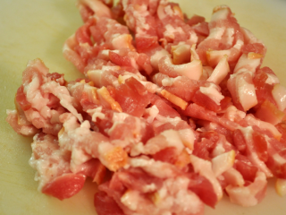 2、西兰花奶酪土豆,培根在煎直至脆。用厨房纸将油脂吸走。