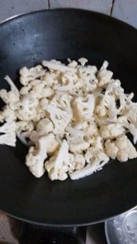 3、西兰花奶酪土豆,将花椰菜放入锅中加入开水，煮3分钟，然后沥干。