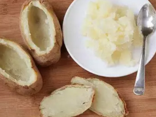 4、西兰花奶酪土豆,将土豆纵向切开，然后舀出土豆泥，留下一个1.5cm厚的壳。