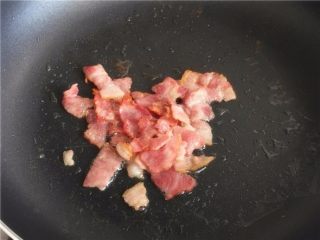 5、西兰花奶酪土豆,将舀出的土豆泥和培根炒约3分钟，盛出备用。