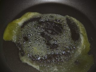 6、西兰花奶酪土豆,锅中加入黄油，中火加热融化后放入酸奶油，盐，胡椒粉，西兰花、椰花菜，葱花、培根和一半RICOS浓缩车打芝士酱。炒均匀。