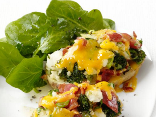 7、西兰花奶酪土豆,然后倒入剩下的RICOS浓缩车打芝士酱和菠菜，炒3到4分钟。即可盛出装入土豆壳中。