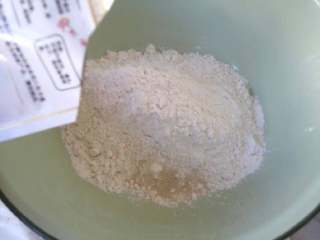 1、平底锅迷你披萨,面粉加酵母倒入大盘里