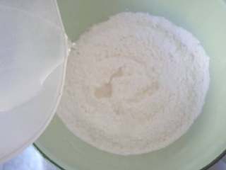 2、平底锅迷你披萨,加温水慢慢的开始揉成面团