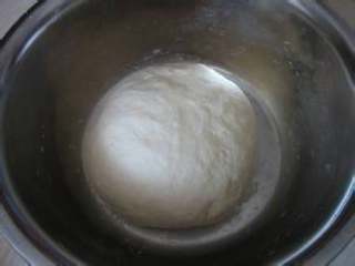 3、平底锅迷你披萨,放一边发酵两倍大