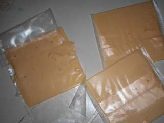 5、平底锅迷你披萨,准备奶酪片打开备用好