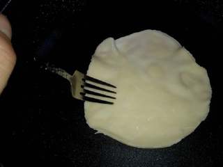 6、平底锅迷你披萨,平底锅热后放入面皮，用叉子弄洞