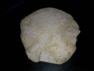 7、平底锅迷你披萨,煎两面都起白泡泡