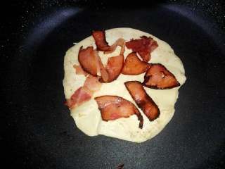 8、平底锅迷你披萨,放入煎好的培根