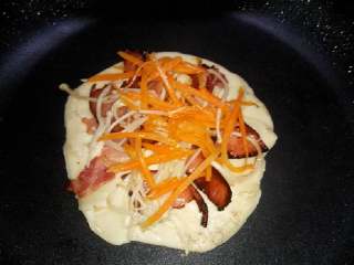 9、平底锅迷你披萨,再放入煎好的胡萝卜丝金针菇。