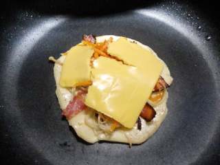 10、平底锅迷你披萨,放入奶酪片铺满