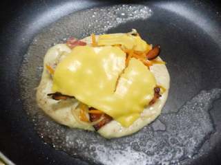 11、平底锅迷你披萨,加点水倒入旁边