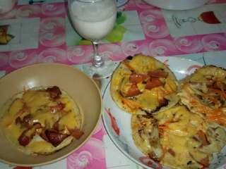 14、平底锅迷你披萨,一片片披萨做好，搭配一杯热牛奶。开始早餐吧