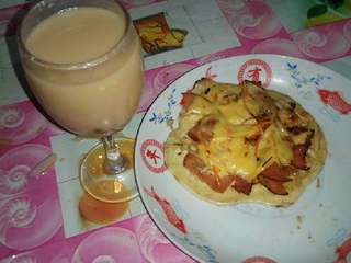 15、平底锅迷你披萨,下午吃的话搭配一杯红豆奶茶也是不错的。