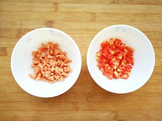 3、鸡蛋火腿米饭杯~,火腿肠剥去肠衣，也切成小丁备用，