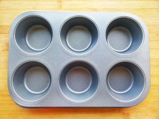 9、鸡蛋火腿米饭杯~,蛋糕模具内刷上食用油，防粘，