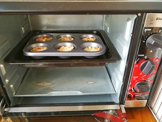 11、鸡蛋火腿米饭杯~,放入烤箱中，180°度上下火，烤20分钟，