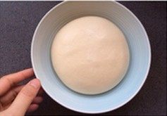 1、素食菌菇披萨,面团揉至光滑，发酵两倍大（可提前晚上制作，发酵完成后冷藏）。