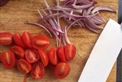 3、素食菌菇披萨,洋葱切细丝、小番茄对半切开备用。