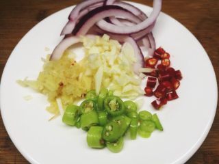 6、夏日必备的凉拌三丝,青红椒，蒜，姜都切碎。