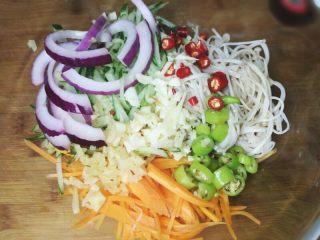 10、夏日必备的凉拌三丝,把切好 焯好水的菜 调料 放到一个大盆里