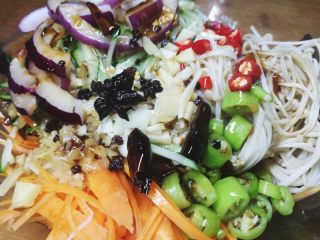 13、夏日必备的凉拌三丝,趁热把油淋在蒜姜调料上，并搅拌均匀，加适量盐调味（我没有加，因为生抽，蚝油自带咸味）