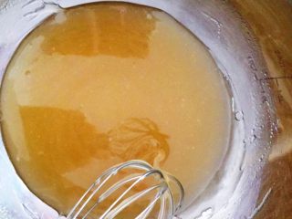 2、金华火腿伍仁月（木糖醇版）,搅拌均匀，状态为乳化状，看不出油了