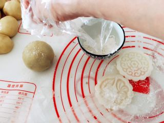 10、金华火腿伍仁月（木糖醇版）,在饼胚上撒些粉