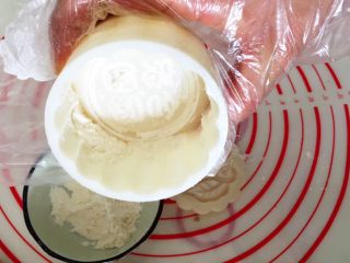 12、金华火腿伍仁月（木糖醇版）,模具里放多点粉，摇均匀，让模具能充分沾上粉