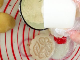 13、金华火腿伍仁月（木糖醇版）,磕掉多余的粉