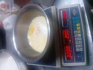 1、香辣牛肉披萨,1将二种面粉过滤备用 其它原料放一起拌融化 倒入备用的面粉内 揉成面团