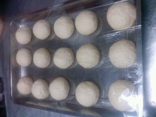 2、香辣牛肉披萨,2揉好的面团加保鲜膜醒10分钟后 取出分出每个180克再加保鲜膜醒面20分钟