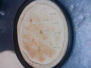 3、香辣牛肉披萨,3取10寸披萨烤盘底摸油放入醒好的面团摊出饼底入烤箱烤5分钟 面熟微黄取出