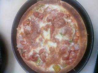 4、香辣牛肉披萨,4将牛肉粒青椒 红椒 洋葱加辣椒炒熟调味 要少油少水哦 然后倒入烤好的饼底内 撒上奶酪 入200度烤箱烤5;~10分钟金黄及可出炉