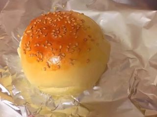 11、自制麦辣鸡腿汉堡,烤好的面包胚出炉