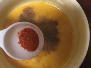 15、自制麦辣鸡腿汉堡,加入辣椒粉