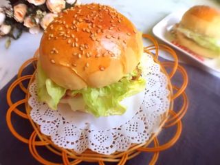 24、自制麦辣鸡腿汉堡,中间夹入一片生菜，一块鸡排，另一半汉堡胚刷上一层香甜沙拉酱，夹住中间的生菜和鸡排，一个美味的汉堡就好了