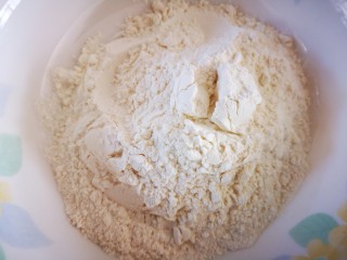 2、美味放心油条,准备面粉