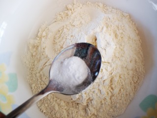 3、美味放心油条,放入小苏打和少许盐